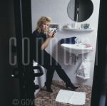 15-04-1981 Kim Wilde at bathroom

[keywords]Bathroom, Eyecontact, Half Length, Posed, Singer[/keywords]
